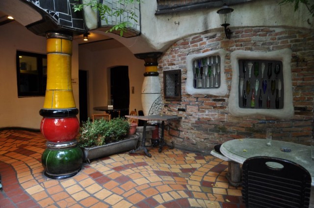 Hundertwasserhaus1-640x425.jpg