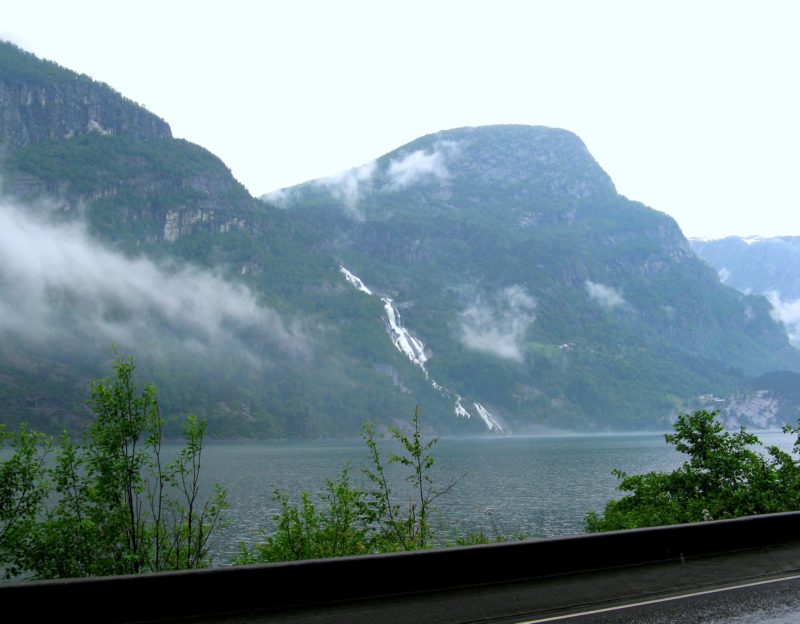 Водопад на другом берегу фьорда, дорога № 13