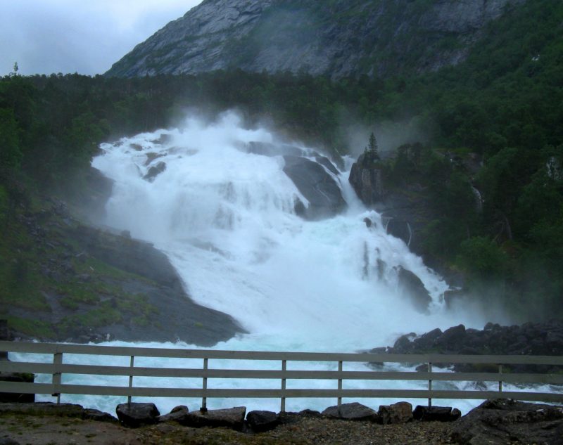 Смотровая площадка у подножия водопада Tveitafossen