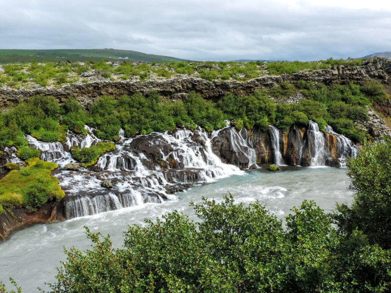 Водопады Хрёйнфоссар (Hraunfossar)