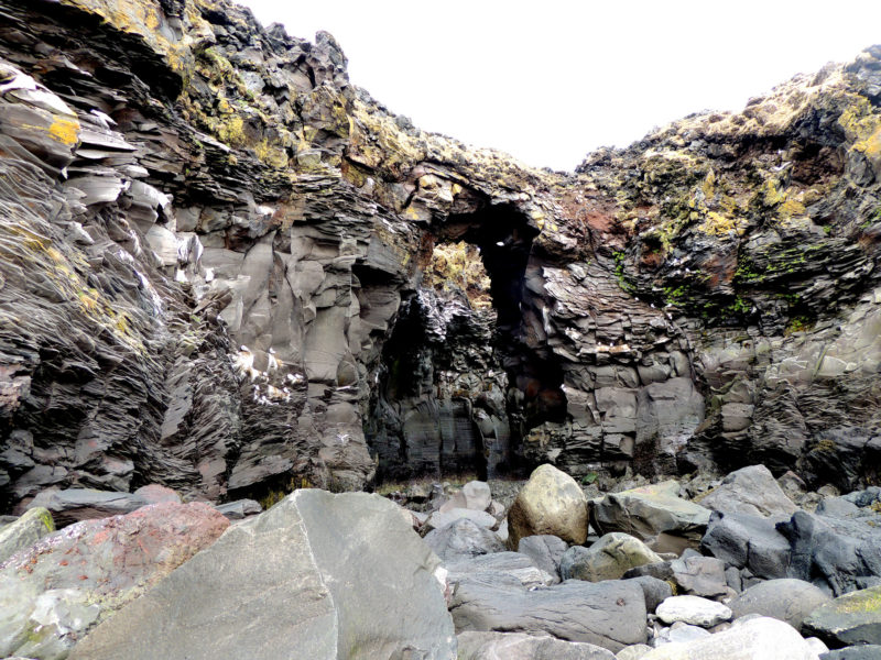 Пещера Бадсдова (Baðstofa) рядом с деревней Hellnar
