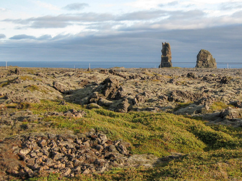 Базальтовые утесы Lóndrangar на полуостров Snæfellsnes