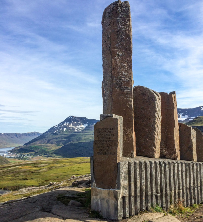 Памятник знаменитому путешественнику Þorbjörn Arnoddsson