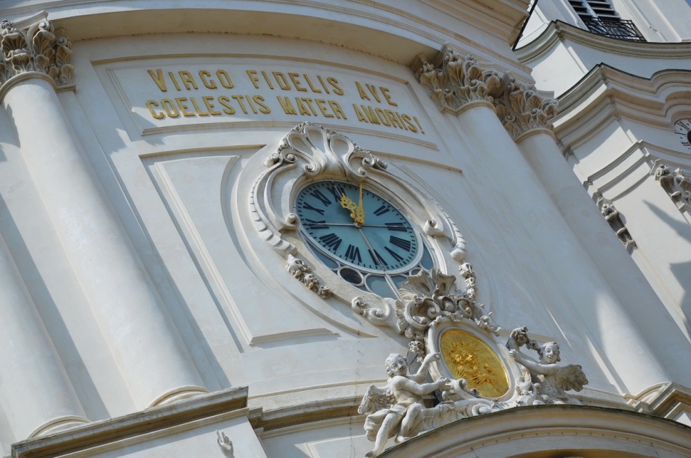Часы на фасаде