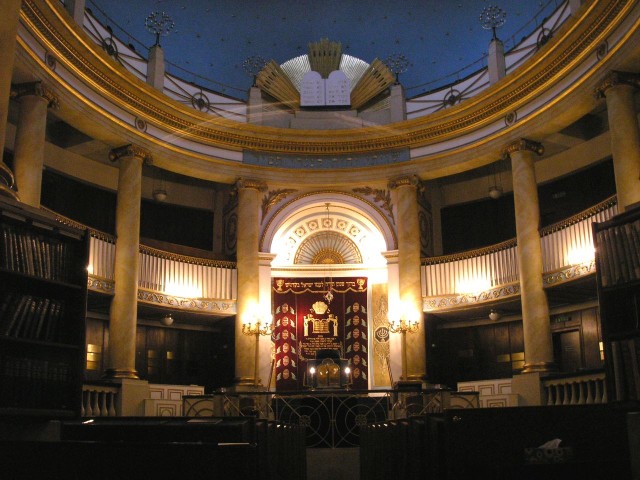 Интерьер синагоги 
