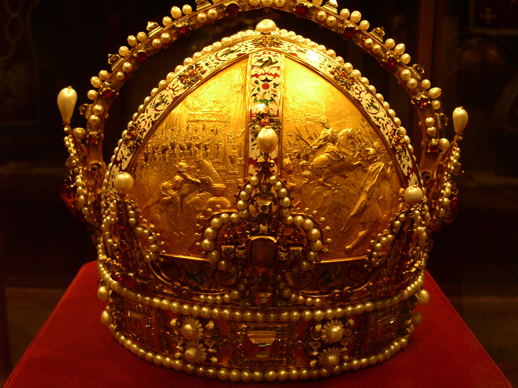 Когда будут сокровища императора. Корона императора священной римской империи. Корона византийского императора. Корона Византии Императорская. Святая венгерская корона.