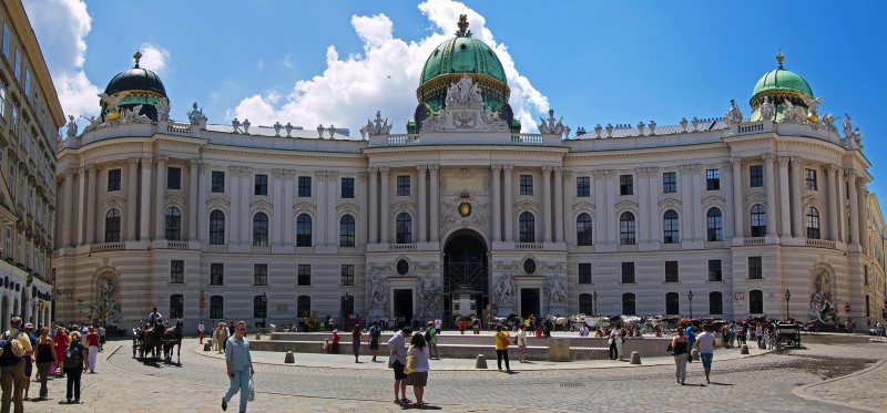 Михаэлерплац - парадная площадь в стиле барокко в самом центре Вены