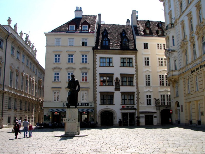 Памятник немецкому поэту Лессингу