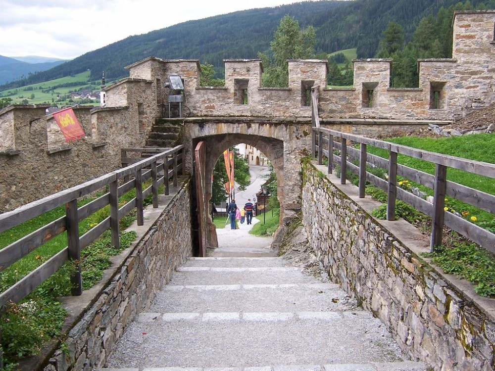 Замок Маутерндорф (Burg Mauterndorf)