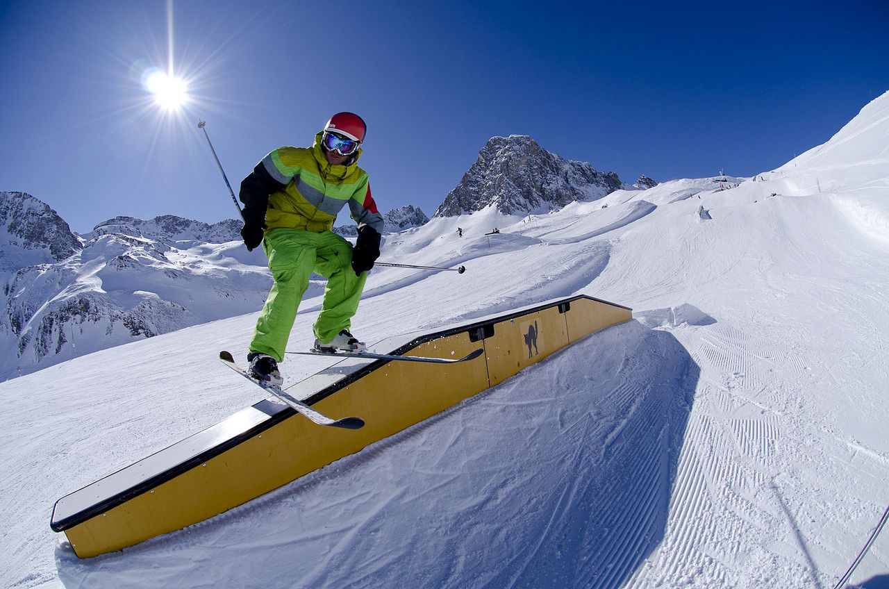 Лучшие горнолыжки. Горнолыжка в Швейцарии. Швейцария Альпы горнолыжные курорты. Альпы Швейцария лыжи. Швейцария лыжные курорты.