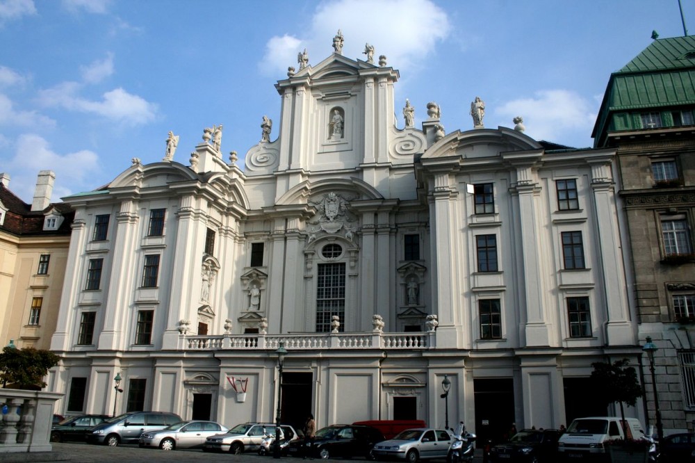 Церковь «Девяти ангельских хоров» на площади Ам-Хоф