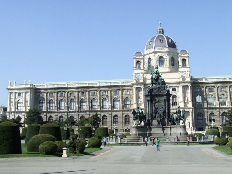 Музей естествознания (Naturhistorisches Museum) на площади Марии Терезии (Maria-Theresien-Platz)