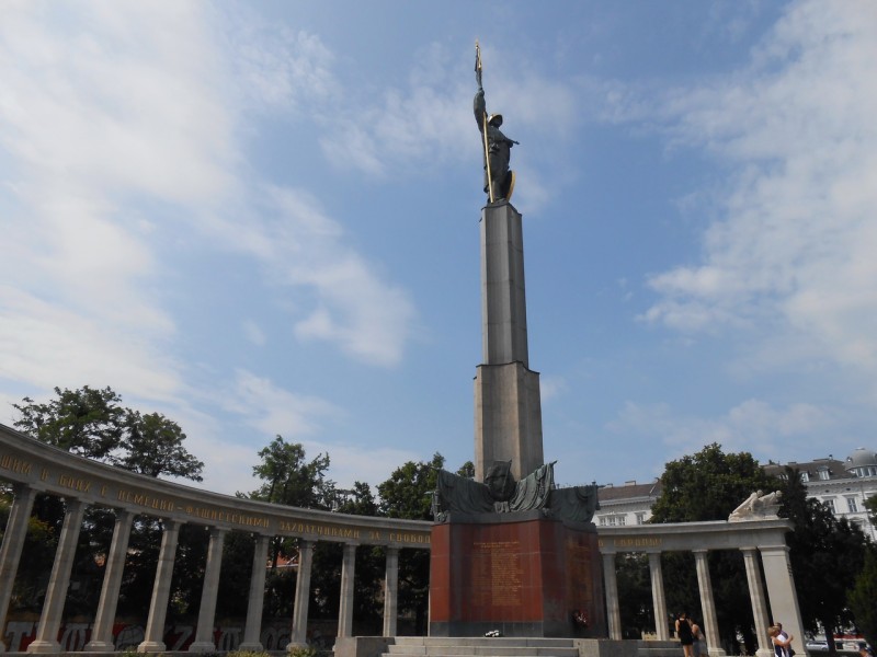 Памятник советским воинам, погибшим при освобождении Австрии от фашизма, на Шварценбергплац