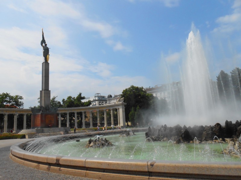 Фонтан и памятник советским воинам на Шварценбергплац