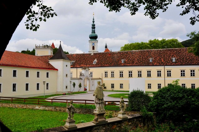 Двор монастыря