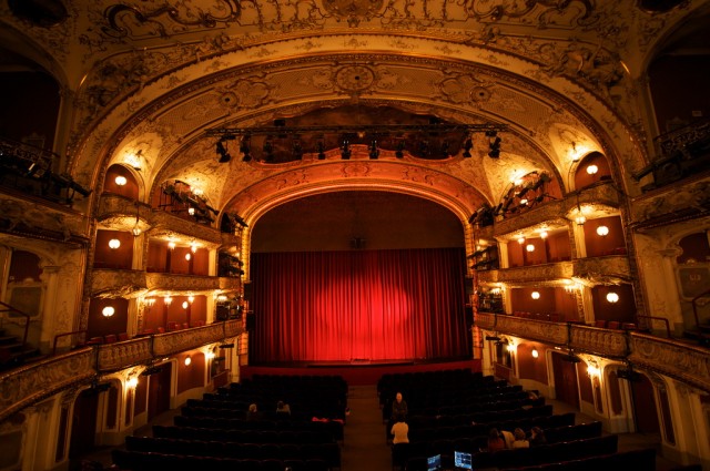 Зрительный зал театра