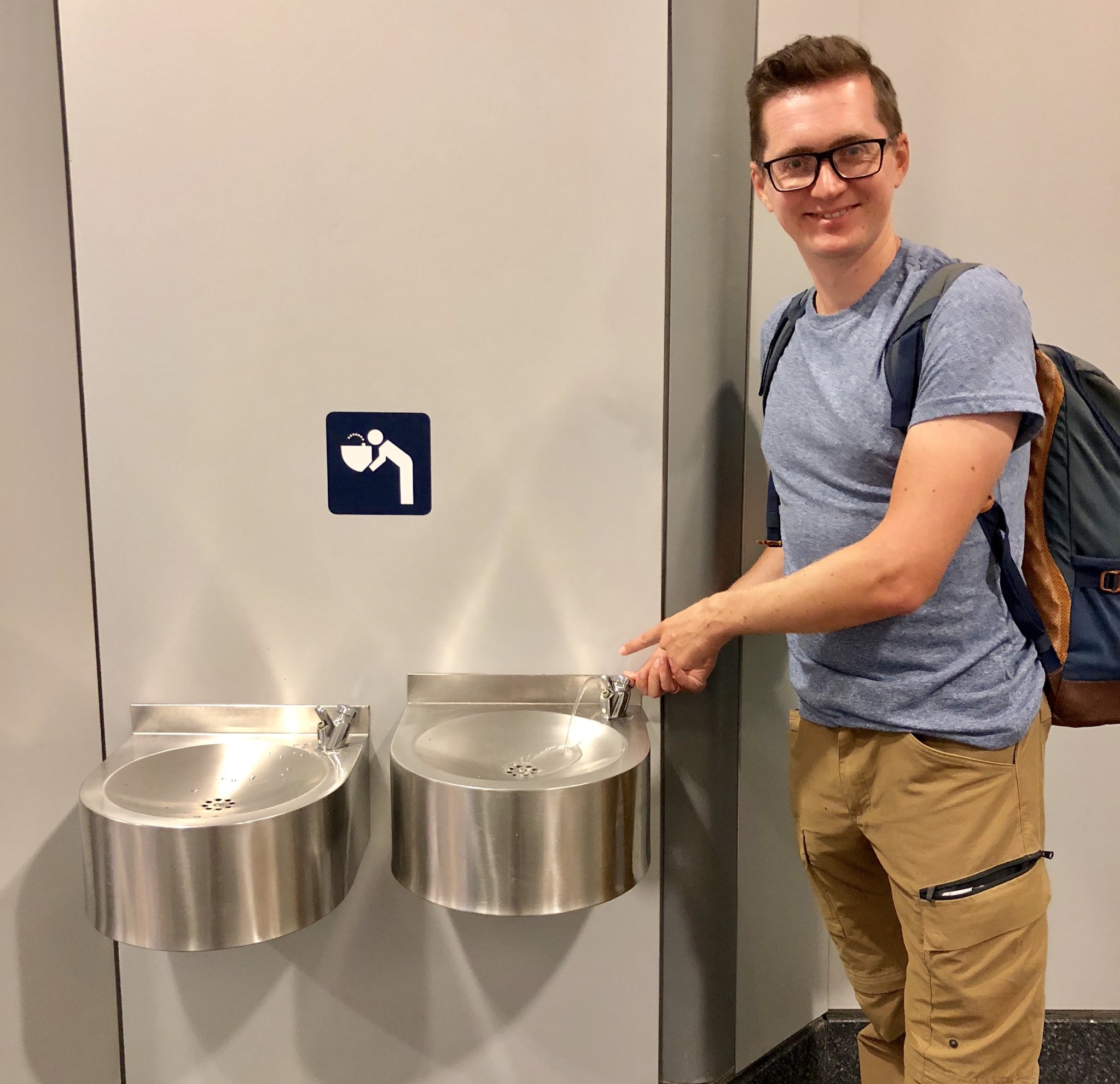 Бесплатная вода в аэропорту. Питьевые фонтанчики в аэропорту Домодедово. Питьевой фонтанчик. Вода в аэропорту питьевая. Фонтанчики для питья воды в аэропорту.