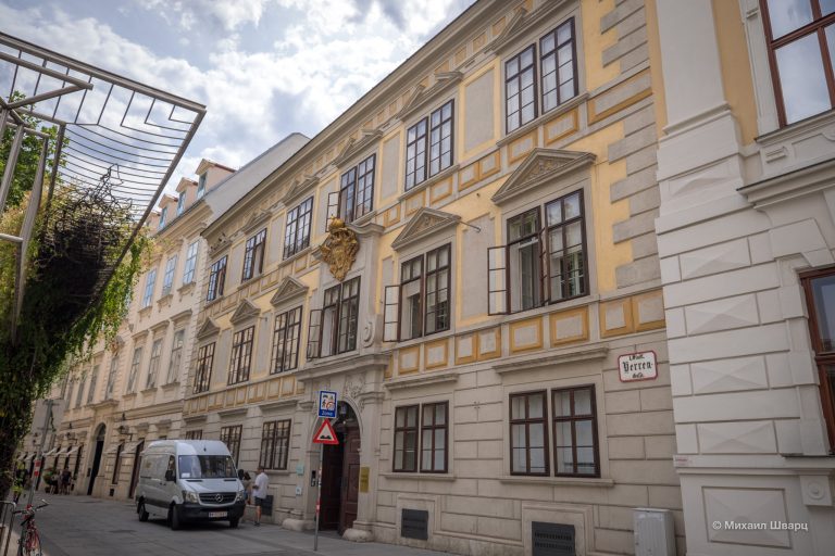 Дворец Порчиа (Palais Porcia)