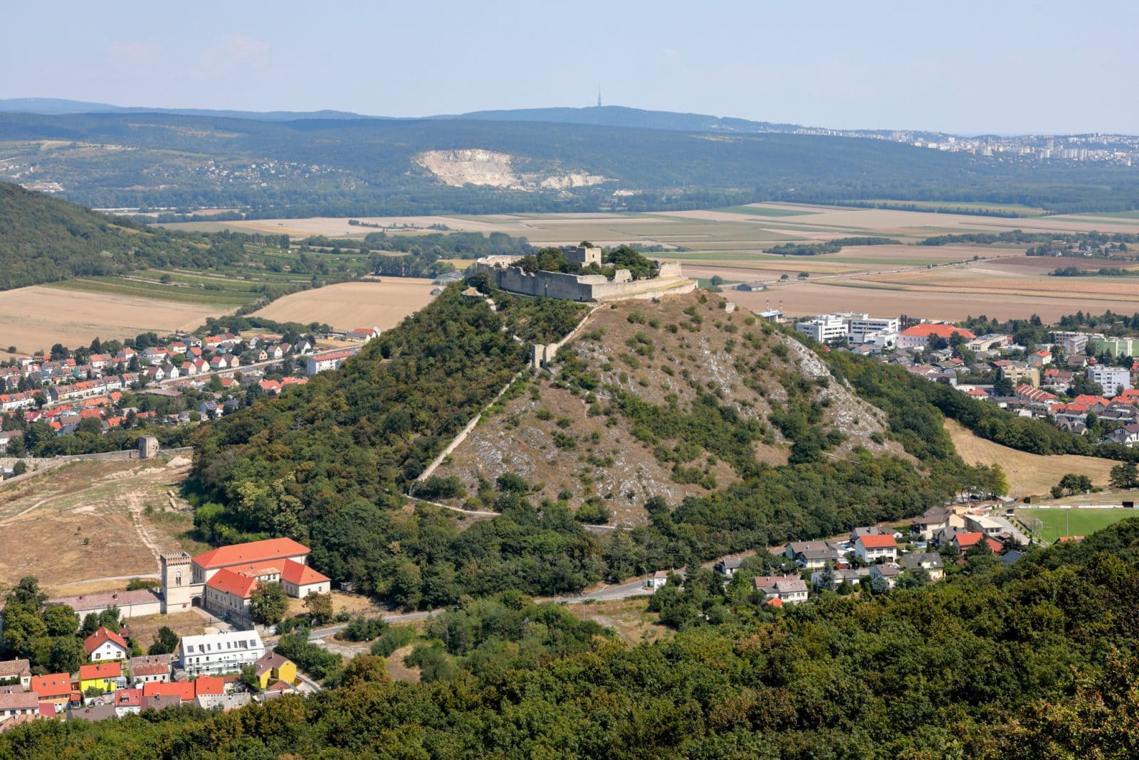 Руины замка Хайнбург на горе Шлоссберг