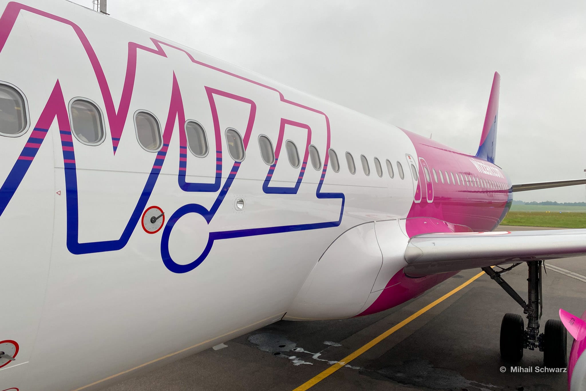 Wiz air. Wizz Air питание. Виз АИР. Wizz Air Казань. Виз Эйр самолет выбор места самолет.