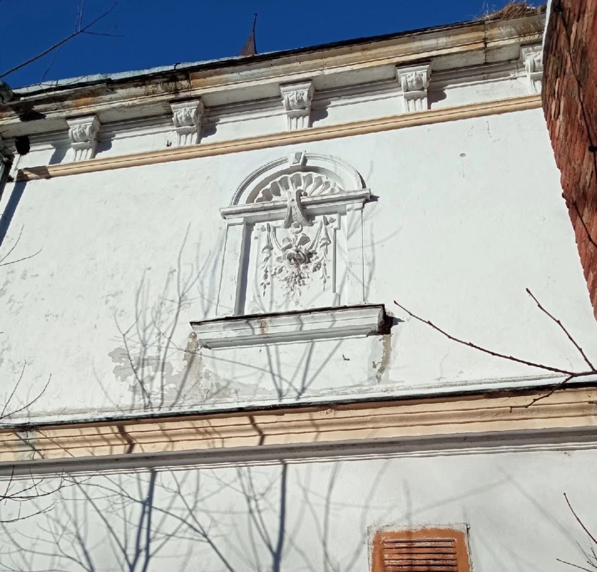 Барельеф с цветами и фруктами